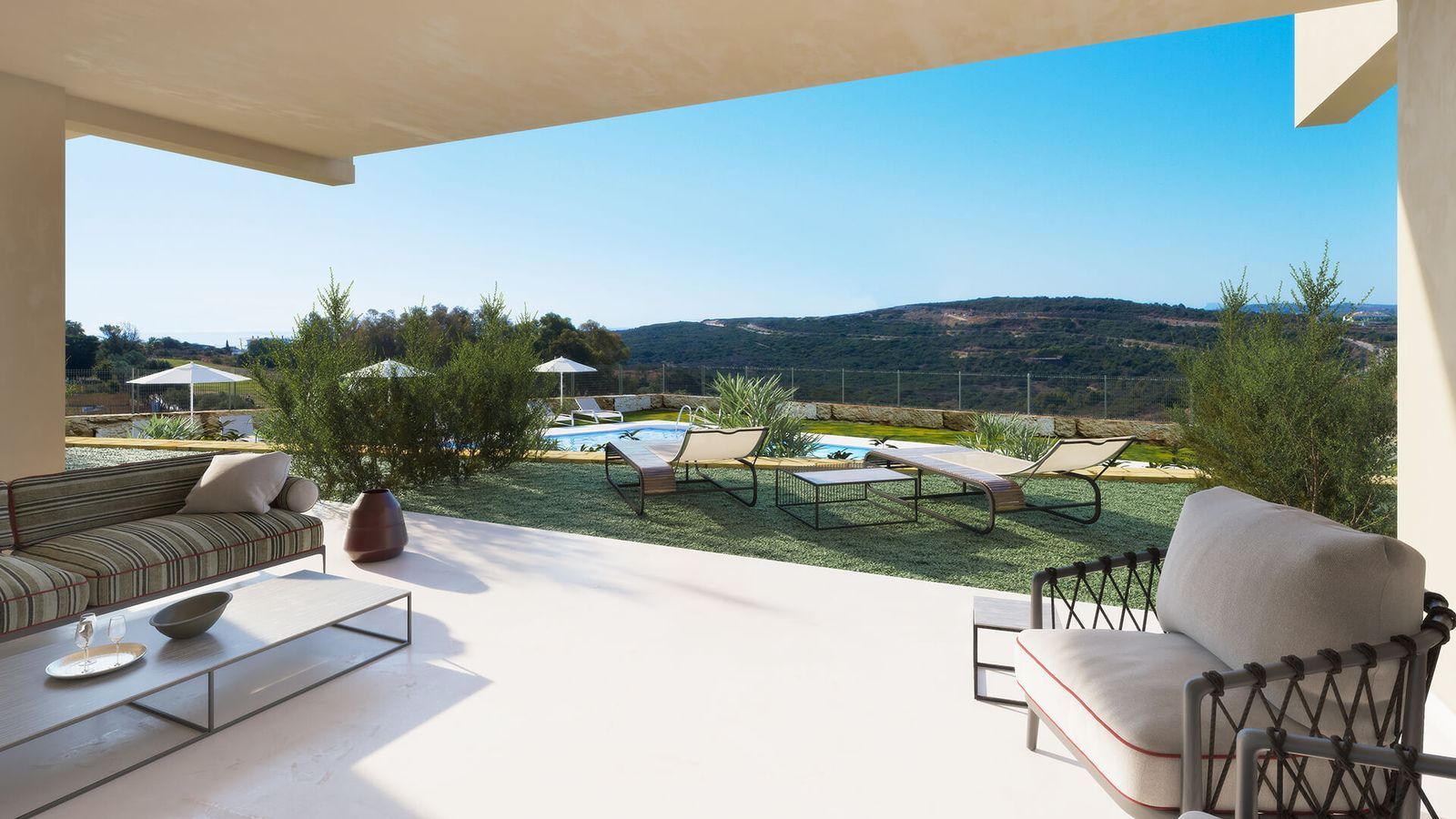 Słoneczny taras z widokiem na basen i pole golfowe.